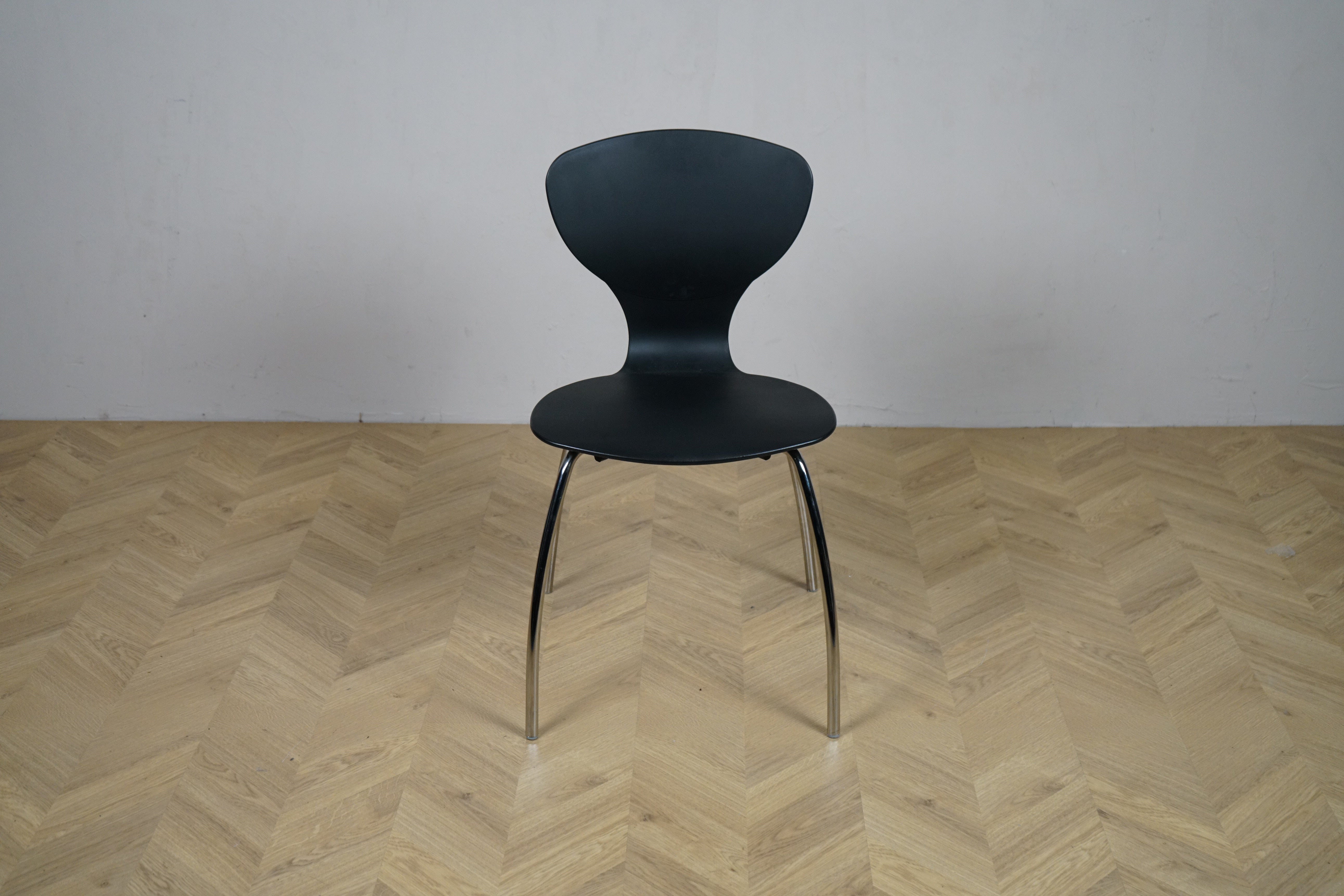 IlpoSpa IKS sort stabelbar spise- og caféstol med krom stel set forfra